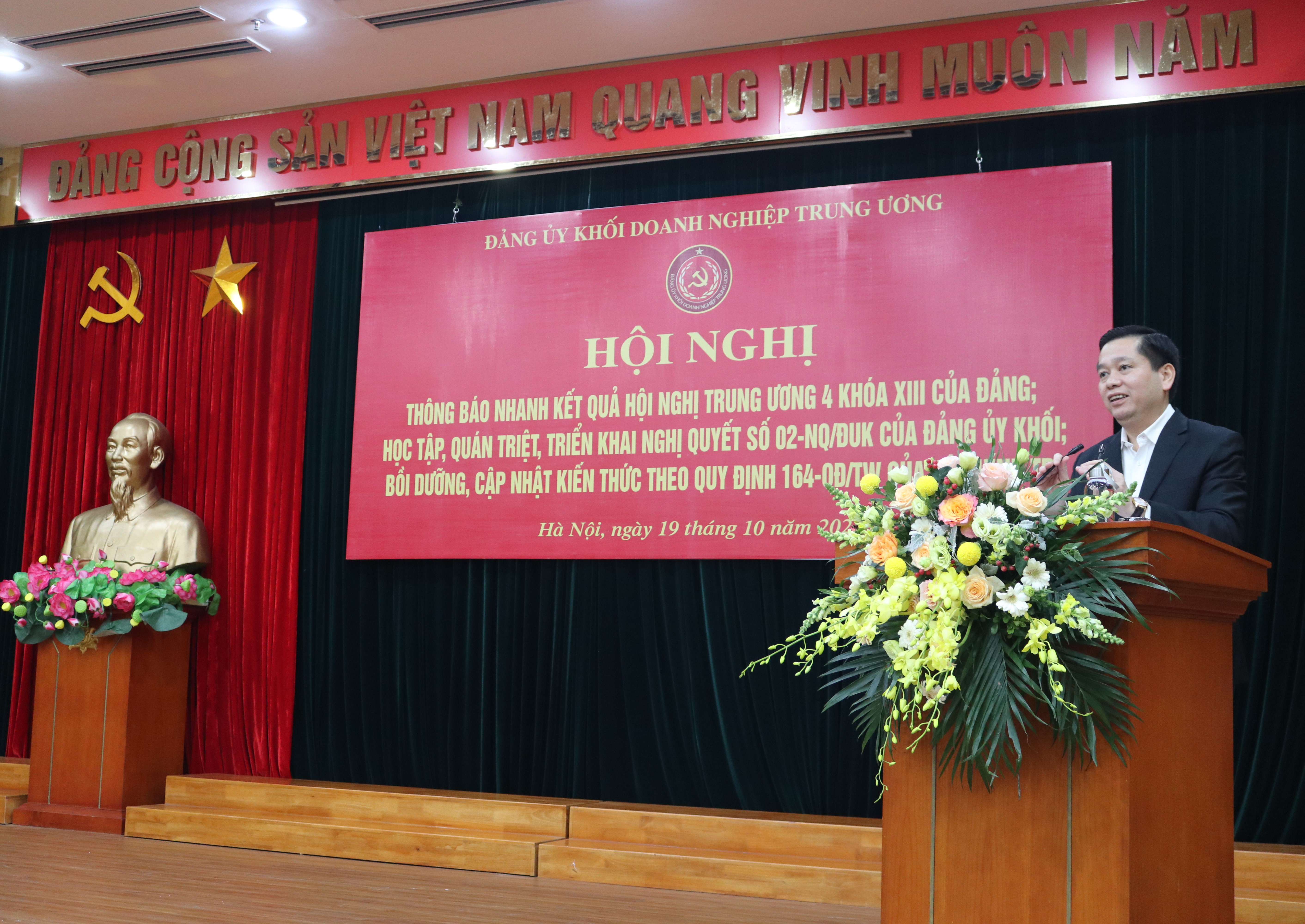 Đồng chí Nguyễn Long Hải - Uỷ viên dự khuyết BCH TW Đảng, Bí thư Đảng ủy Khối thông báo nhanh Kết quả Hội nghị Trung ương 4 khóa XIII của Đảng; quán triệt Nghị quyết số 02-NQ/ĐUK, ngày 07/6/2021 của Ban Chấp hành Đảng bộ Khối về “Thực hiện chuyển đổi số tại các doanh nghiệp, đơn vị trong Khối Doanh nghiệp Trung ương đến năm 2025, định hướng đến năm 2030”.