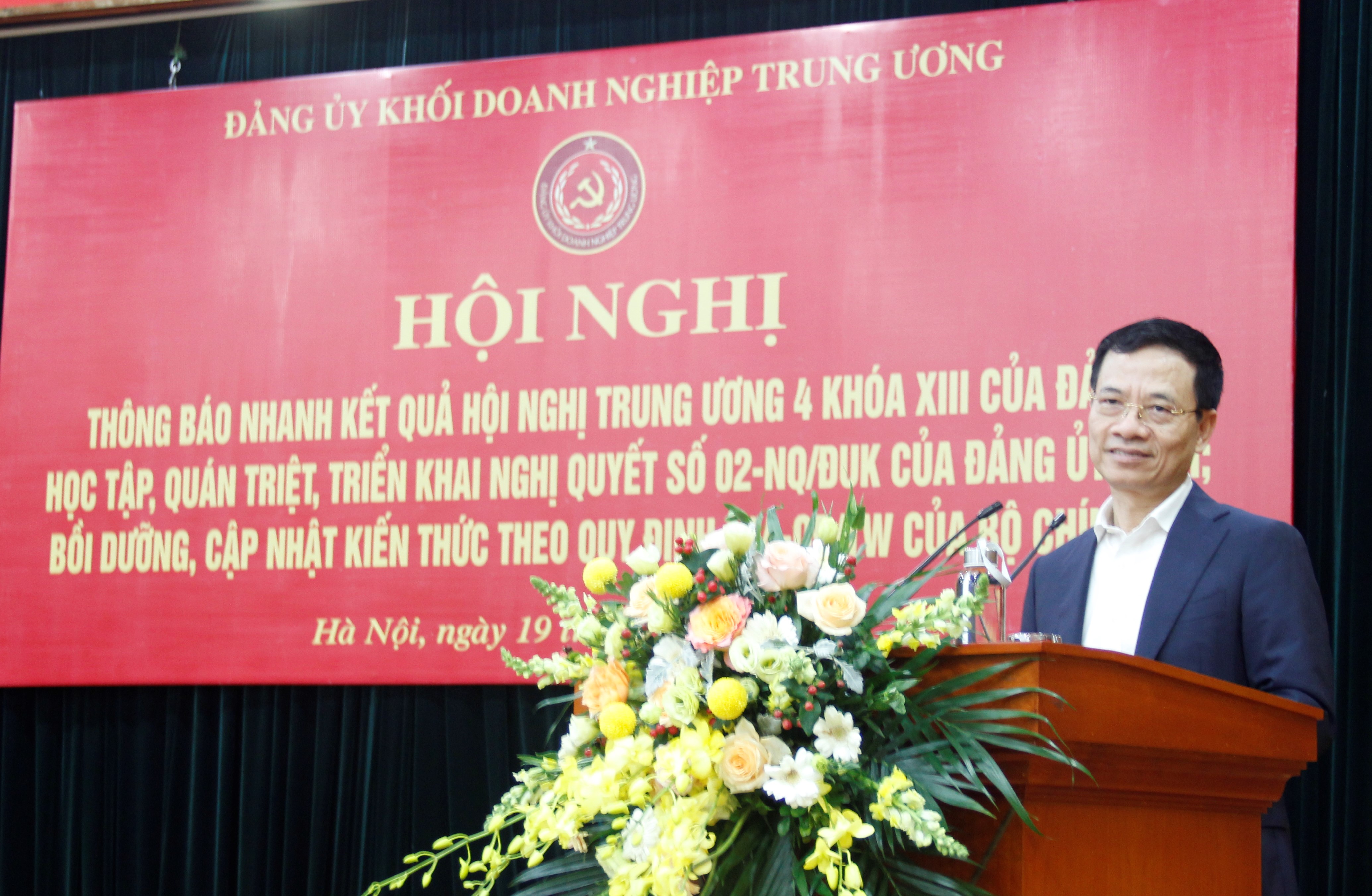 Đồng chí Nguyễn Mạnh Hùng - Ủy viên Ban Chấp hành Trung ương Đảng, Bộ trưởng Bộ Thông tin và Truyền thông kiêm Phó trưởng Ban Tuyên giáo Trung ương, Phó Chủ tịch UBQG về Chuyển đổi số trao đổi, giải đáp tại Hội nghị về chuyển đổi số Quốc gia, những vấn đề đặt ra đối với doanh nghiệp nhà nước.