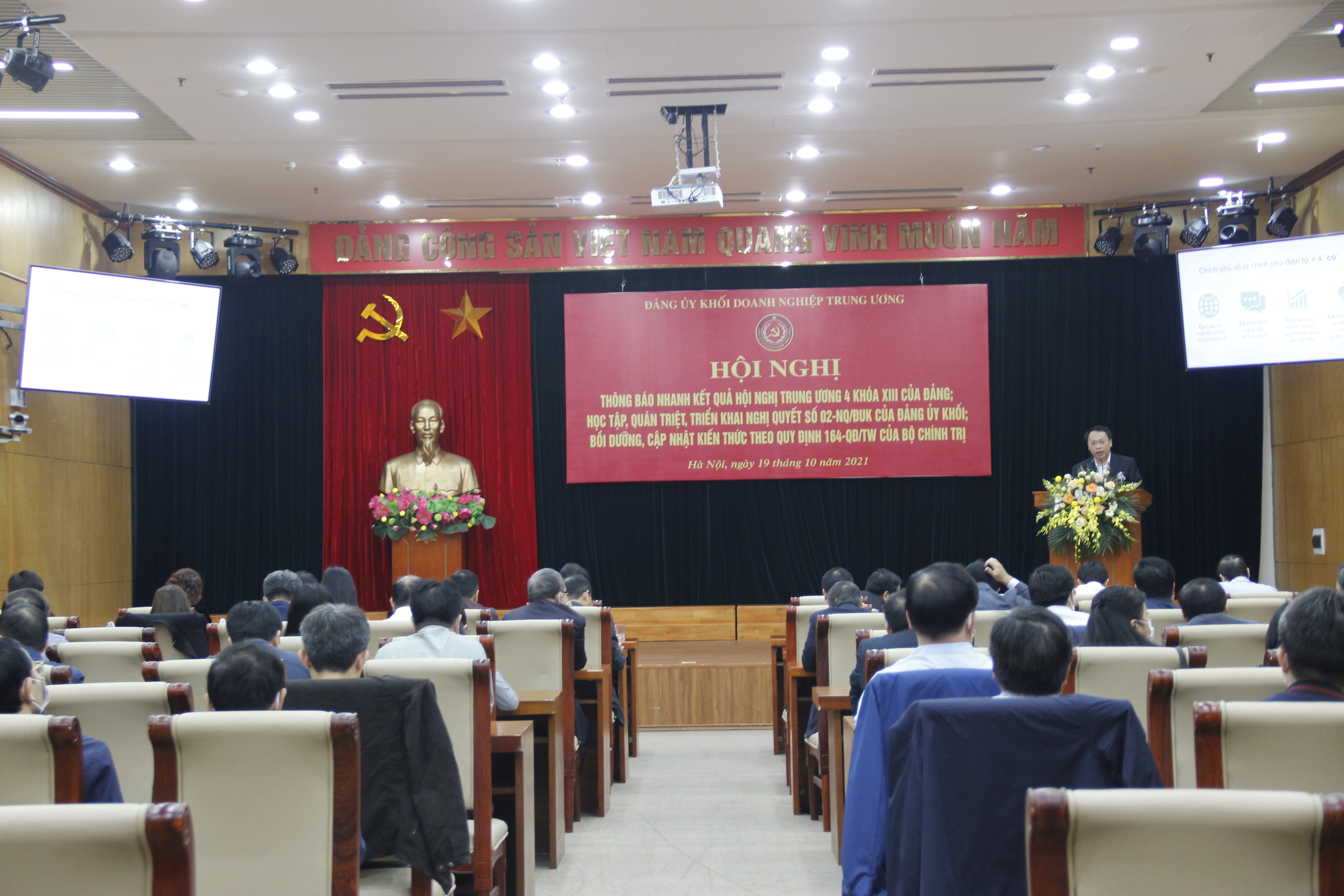 đồng chí Nguyễn Hữu Dũng, Thứ trưởng Bộ Thông tin  và Truyền thông chia sẻ chuyên đề “Chương trình chuyển đổi số Quốc gia đến năm 2025, định hướng đến năm 2030”.