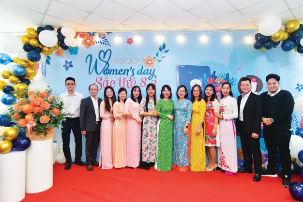 Cán bộ công nhân viên Trung tam thẻ ngân hàng TMCP Đầu tư và phát triển Việt Nam.