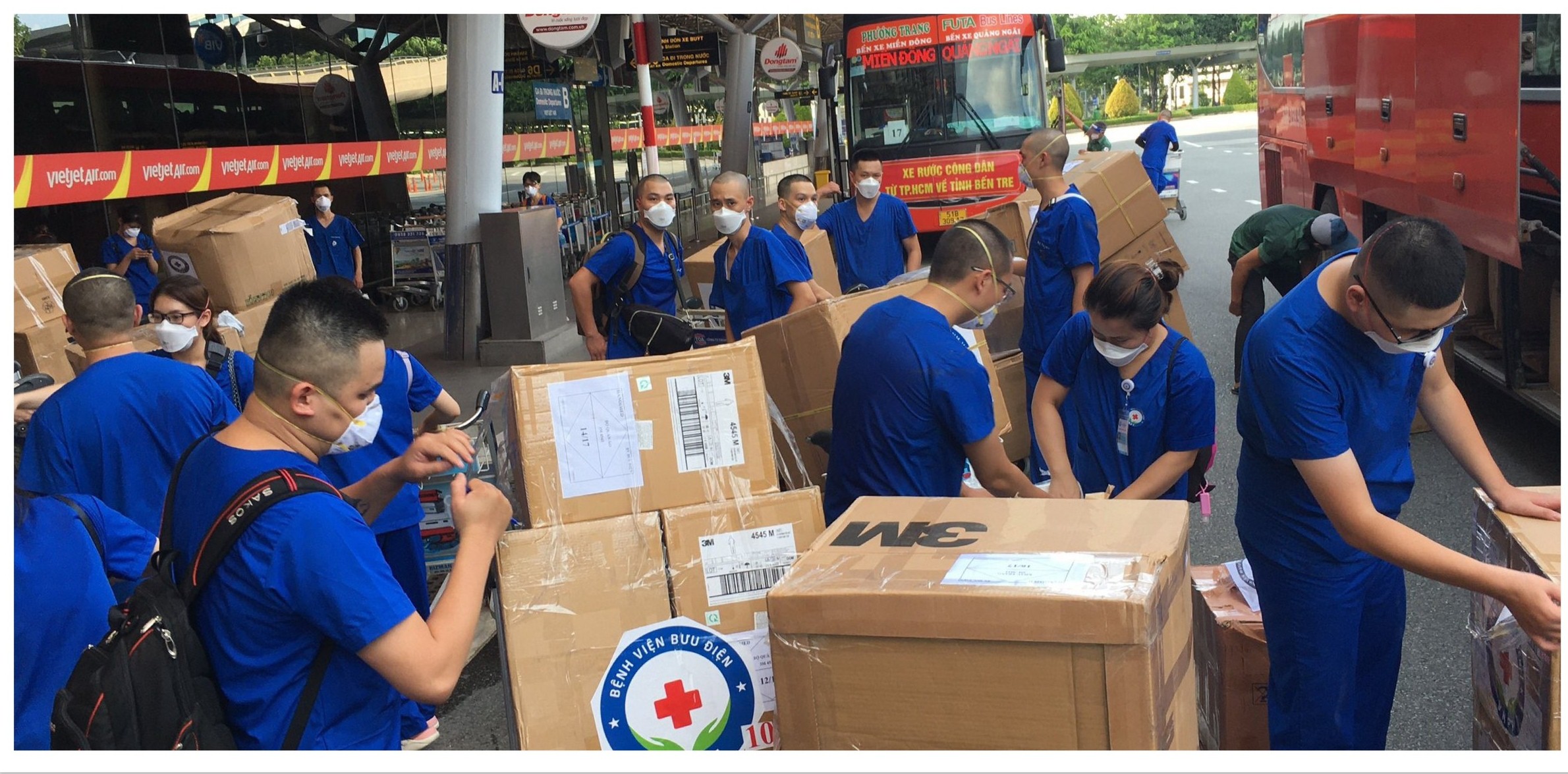 Đoàn y bác sĩ BVBĐ mang theo các trang thiết bị, vật tư y tế tham gia hỗ trợ công tác chống dịch bệnh nguy hiểm tại Bệnh viện Dã chiến số 13.
