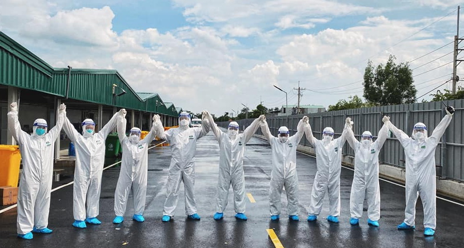 Trước giờ vào ca trực tại Trung tâm Hồi sức tích cực người bệnh COVI-19 Bệnh viện Dã chiến số 13 (Huyện Bình Chánh, TP. Hồ Chí Minh). 