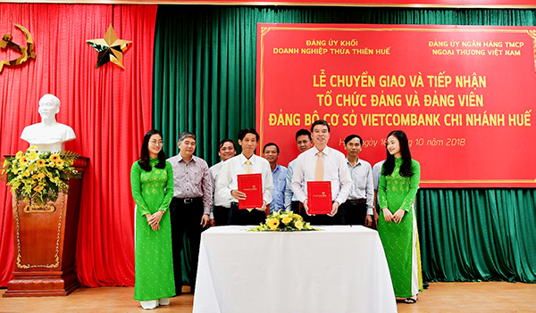 Đ/c Vũ Tiến Duật – Phó Bí thư thường trực Đảng ủy Vietcombank (bên phải) và đại diện lãnh đạo Đảng ủy Khối DN Thừa Thiên Huế tại Lễ chuyển giao và tiếp nhận tổ chức Đảng và Đảng viên Đảng bộ cơ sở Vietcombank chi nhánh Huế.