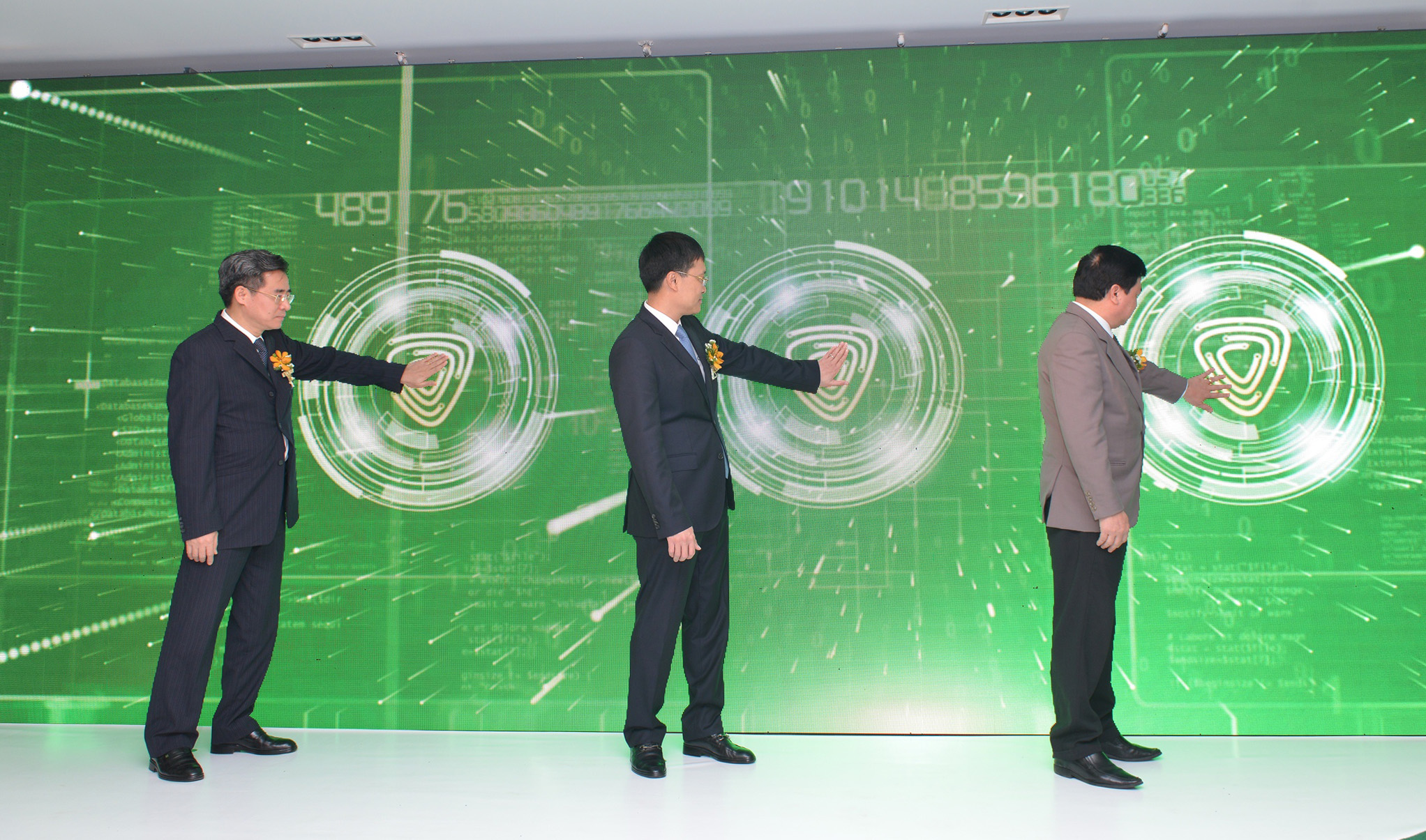 Lãnh đạo Vietcombank, Đảng ủy Khối Doanh nghiệp Trung ương và Ngân hàng Nhà nước bấm nút khai trương Vietcombank Digital Lab vào năm 2016 thể hiện sự đầu tư mạnh mẽ của Vietcombank cho công nghệ và khả năng ứng dụng công nghệ số trong cung ứng các dịch vụ ngân hàng với mục tiêu lớn nhất chính là hướng tới sự hài lòng cho khách hàng khi được trải nghiệm đồng nhất các dịch vụ trên tất cả các các kênh giao dịch của ngân hàng, từ truyền thống đến hiện đại.