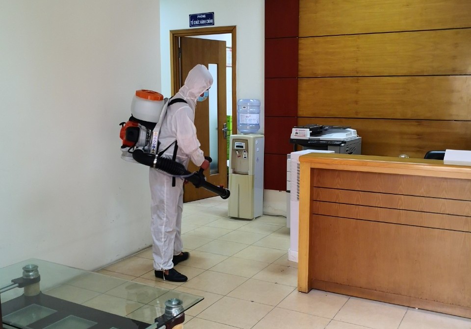Công ty VINA.UIC tổ chức phun khử khuẩn phòng, chống Covid-19.