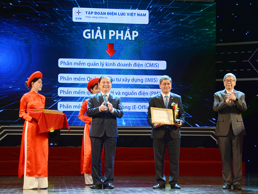 EVN nhận Giải thưởng Doanh nghiệp Chuyển đổi số xuất sắc năm 2019.