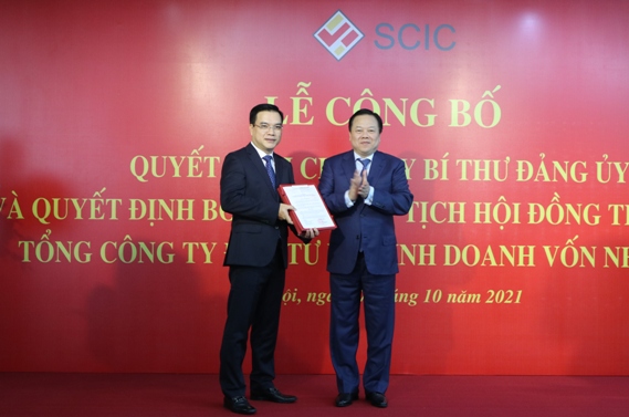 đồng chí Nguyễn Hoàng Anh - Chủ tịch Ủy Ban Quản lý Vốn nhà nước tại doanh nghiệp trao Quyết định của Thủ tướng Chính phủ bổ nhiệm đồng chí Nguyễn Chí Thành giữ chức Chủ tịch HĐTV SCIC.