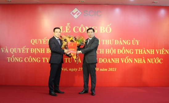 đồng chí Nguyễn Long Hải - Bí thư Đảng ủy Khối Doanh nghiệp Trung ương trao Quyết định chuẩn y Bí thư Đảng ủy Tổng công ty Đầu tư và Kinh doanh vốn Nhà nước cho đồng chí Nguyeenx