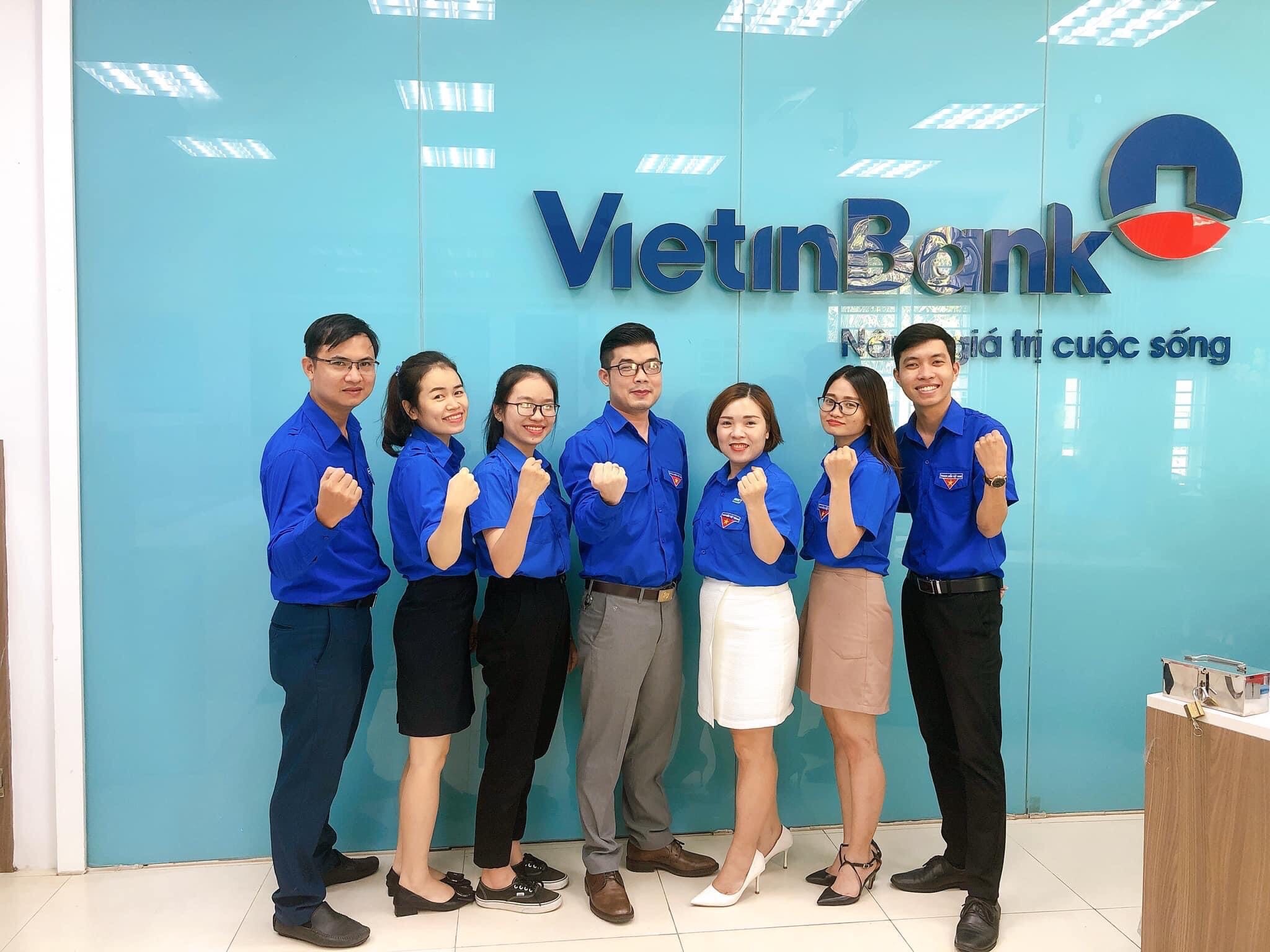 Người thủ lĩnh Nguyễn Tấn Đạt (đứng giữa) cùng thế hệ trẻ Chi nhánh Thủ Thiêm quyết tâm phát huy tinh thần xung kích trong thực hiện nhiệm vụ được giao.