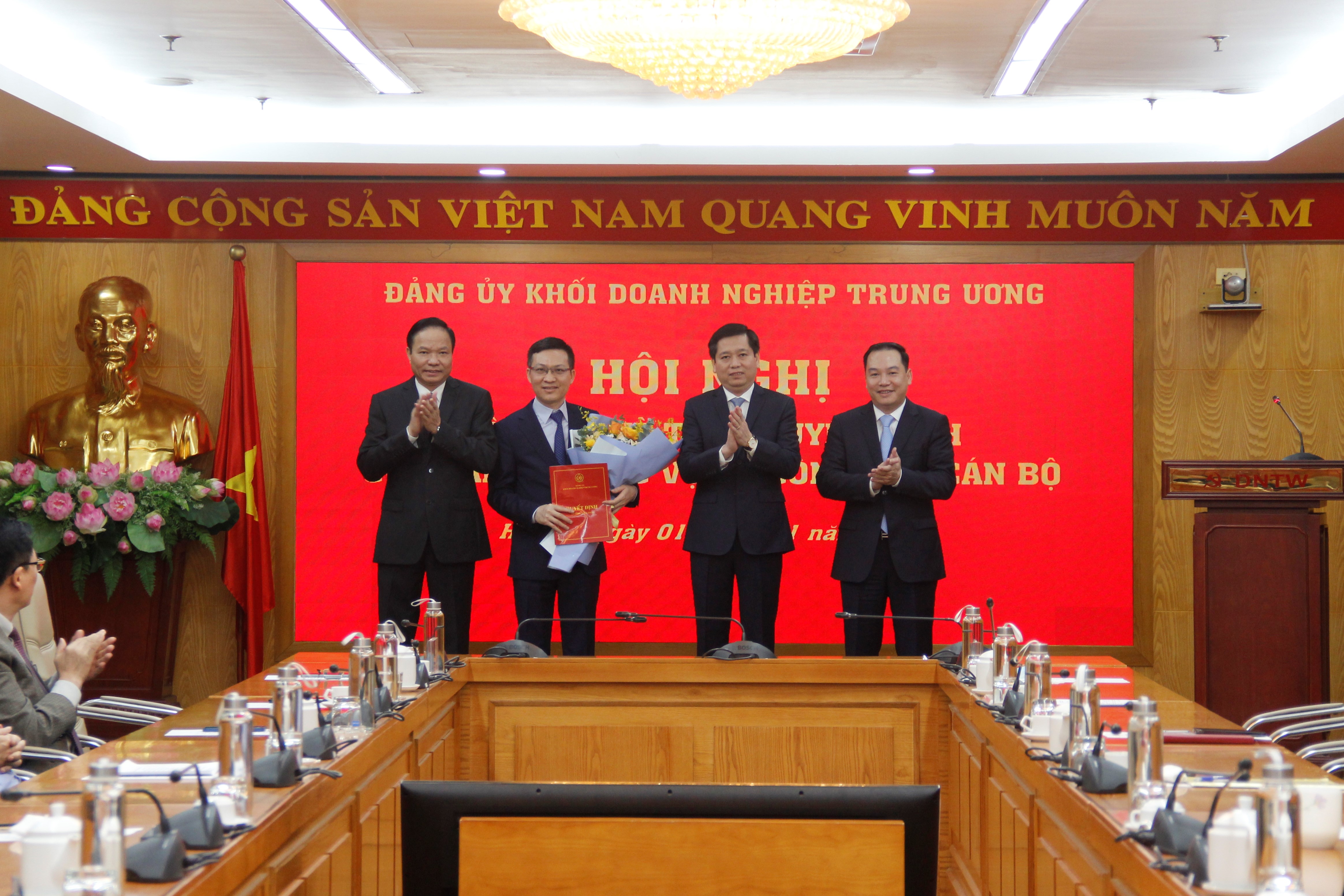 Thường trực Đảng ủy Khối Doanh nghiệp Trung ương trao Quyét định và tặng hoa cho đồng chí Hoàng Thanh Liêm.