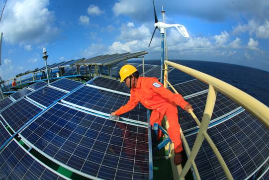 Công nhân Điện lực Trường Sa – CTĐL Ninh Thuận bảo trì thiết bị trên Nhà giàn DK1.