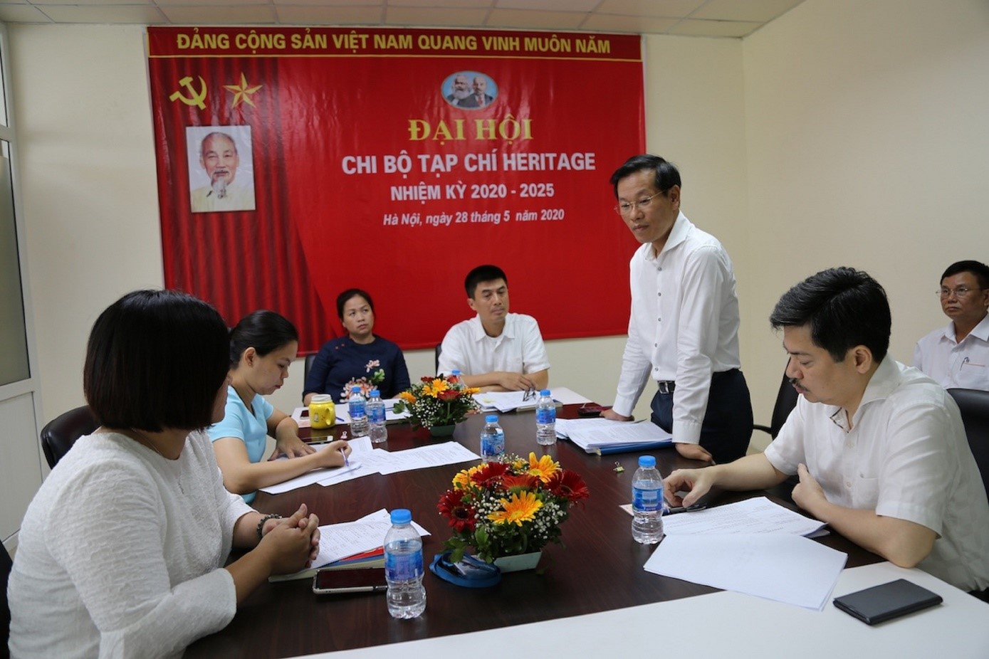 Chi bộ Tạp chí Heritage thường xuyên bám sát các nhiệm vụ chính trị và triển khai kịp thời các Nghị quyết của Đảng để vận dụng vào thực tiễn. (Ảnh: HRT).