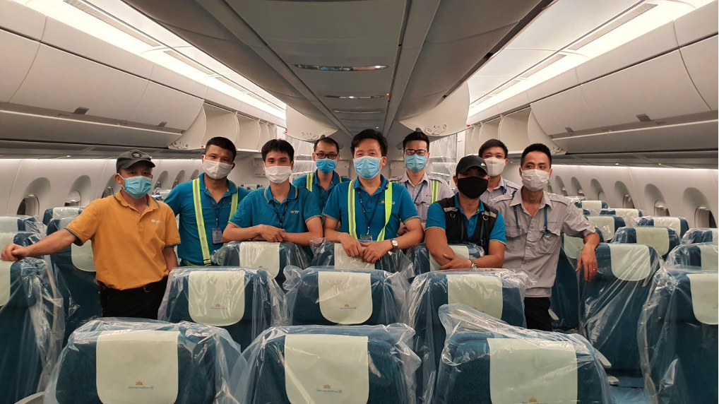 Tổ kỹ thuật chuẩn bị “bảo hộ” cho máy bay để đi vào tâm dịch – Trung tâm bảo dưỡng Ngoại trường Hà Nội. 