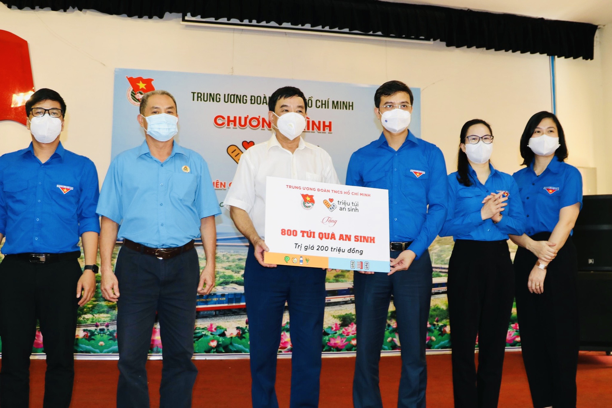 Đồng chí Bùi Quang Huy, Uỷ viên dự khuyết BCH Trung ương Đảng, Bí thư thường trực BCH Trung ương Đoàn trao biển Hỗ trợ 800 túi quà an sinh trị giá 200 triệu đồng cho đại diện Lãnh đạo TCT Đường sắt Việt Nam