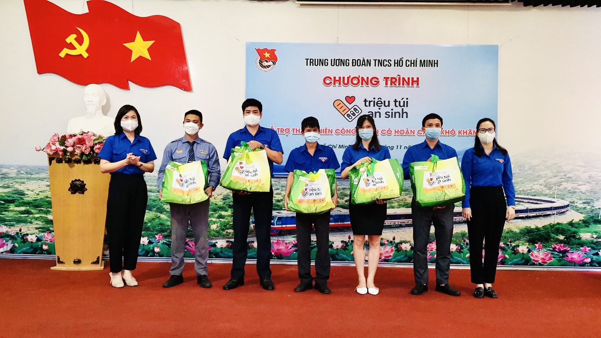 Đồng chí Hoàng Thị Minh Thu, Uỷ viên BTV Trung ương Đoàn, Uỷ viên BCH Đảng bộ Khối DNTW, Bí thư Đoàn Khối DNTW và đồng chí Trịnh Thị Mai Phương, Uỷ viên BCH, Quyền Trưởng ban Quốc tế Trung ương Đoàn trao các túi quà an sinh cho thanh niên công nhân có hoàn cảnh khó khăn.