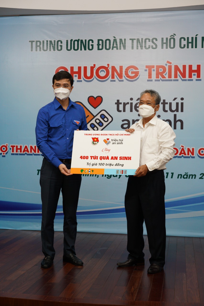 Đồng chí Bùi Quang Huy, Uỷ viên dự khuyết BCH Trung ương Đảng, Bí thư thường trực BCH Trung ương Đoàn trao biển Hỗ trợ 400 túi quà an sinh trị giá 100 triệu đồng cho Đại diện Lãnh đạo TCT Lương thực miền Nam.