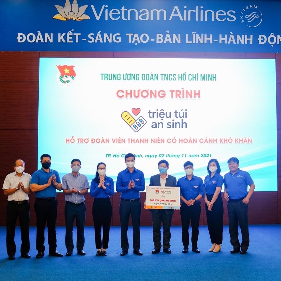 Đồng chí Bùi Quang Huy, Uỷ viên dự khuyết BCH Trung ương Đảng, Bí thư thường trực Trung ương Đoàn, đồng chí Hoàng Thị Minh Thu, Uỷ viên BTV Trung ương Đoàn, Uỷ viên BCH Đảng bộ Khối DNTW, Bí thư Đoàn Khối DNTW trao biển Hỗ trợ 800 túi quà an sinh trị giá 200 triệu đồng cho Đại diện Lãnh đạo TCt Hàng không Việt Nam
