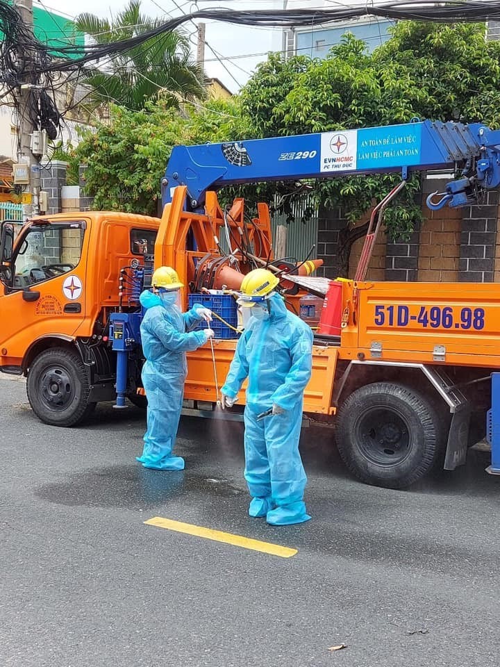 CBCNV ngành Điện thực hiện các biện pháp an toàn phòng, chống dịch trước khi vào xử lý sự cố điện trong khu vực phong tỏa.