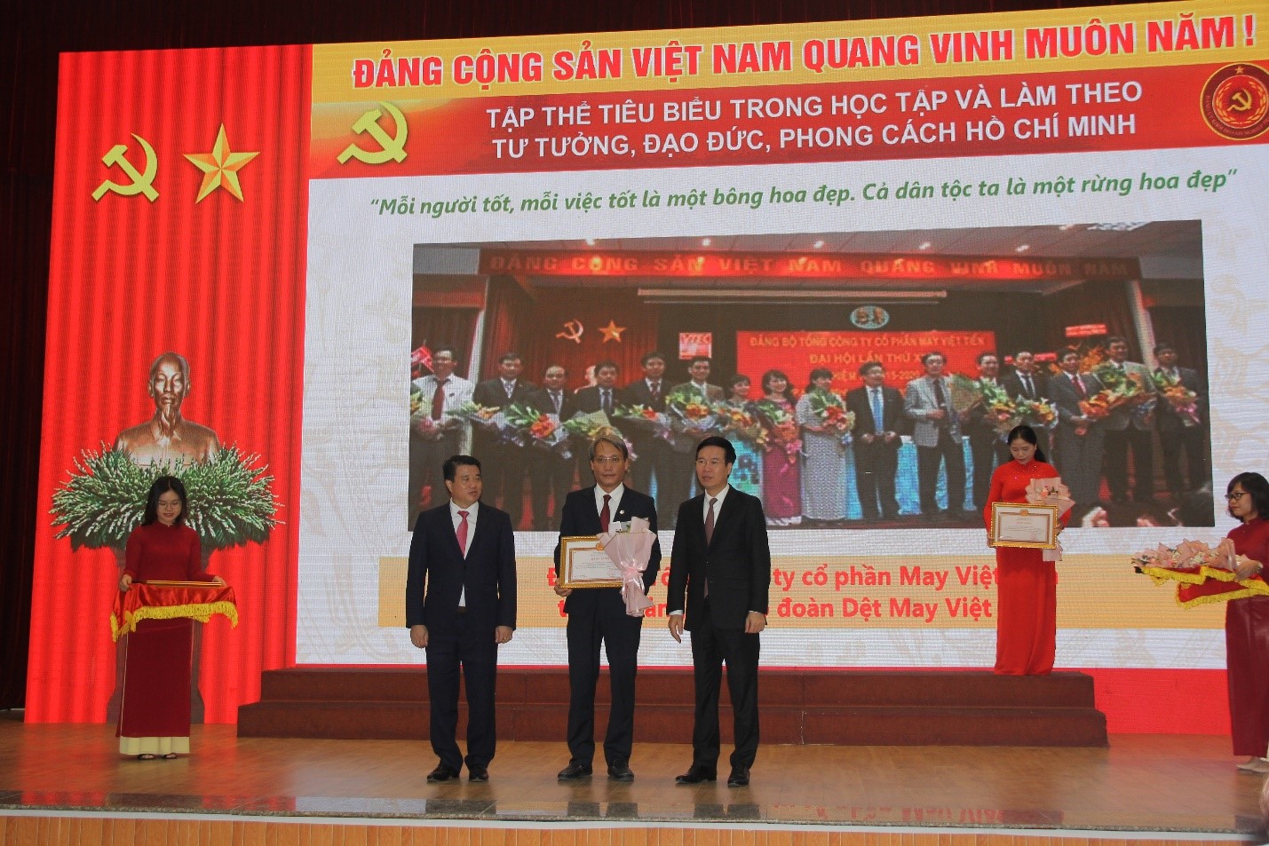 Đồng chí Võ Văn Thưởng- Ủy viên Bộ Chính trị, Bí thư Trung ương Đảng, Trưởng Ban Tuyên giáo Trung ương và đồng chí Y Thanh Hà Niê Kđăm- ủy viên dự khuyết TW Đảng- Bí thư Đảng ủy khối DNTW trao bằng khen tập thể xuất sắc tiêu biểu trong thực hiện chỉ thị 05 của Bộ Chính trị về 