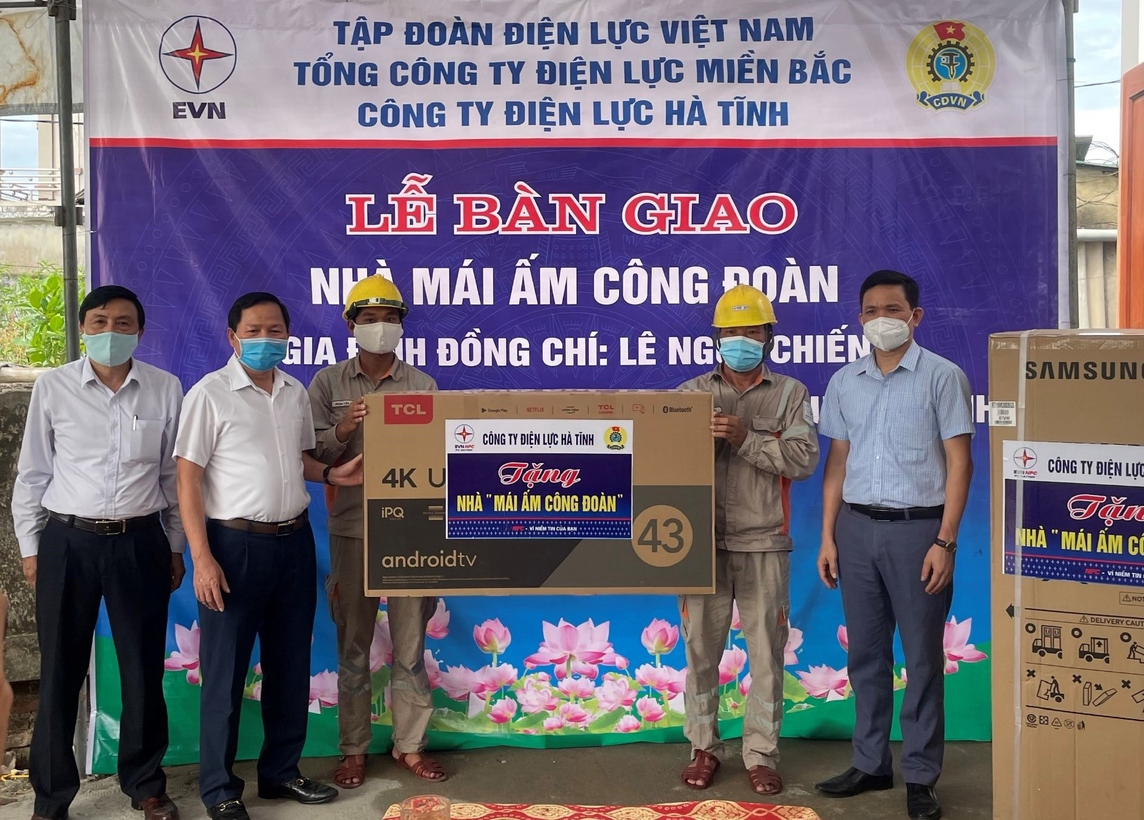 Trong bối cảnh đại dịch Covid-19 phức tạp nhưng Công đoàn Công ty Điện lực Hà Tĩnh hoàn thành và tổ chức Lễ bàn giao nhà “Mái ấm công đoàn” cho đoàn viên Lê Ngọc Chiến - công nhân Điện lực Thạch Hà mang lại niềm hạnh phúc cho đoàn viên, người lao động (ảnh Công đoàn Công ty Điện lực Hà Tĩnh).