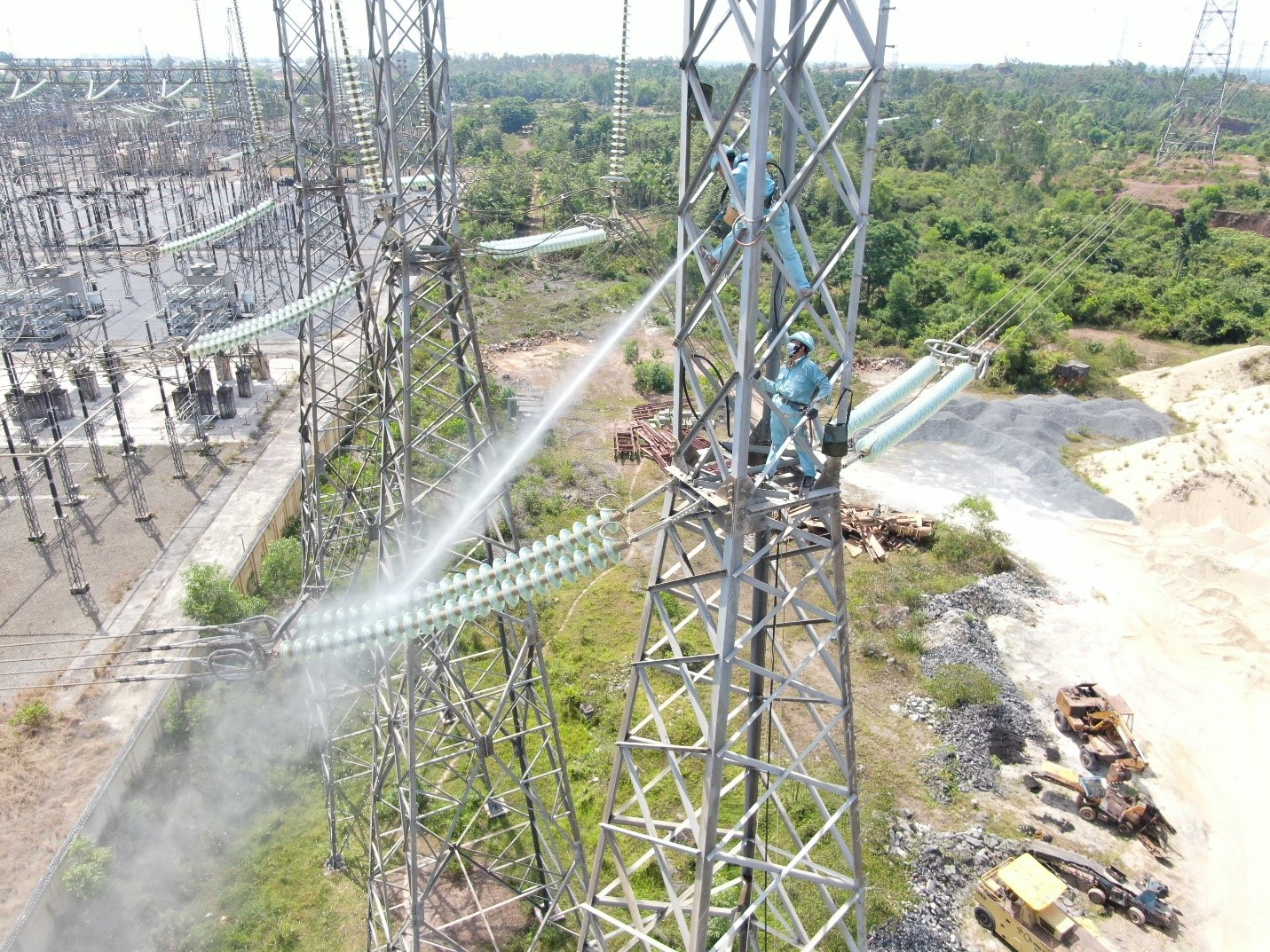 PTC2 ứng dụng công nghệ Hotline để vệ sinh sứ cách điện đường dây 500kV.