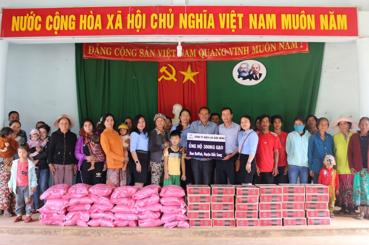 Công đoàn Công ty Điện lực Đắk Nông hỗ trợ 300 kg gạo cho người dân bon Bu Rwah 