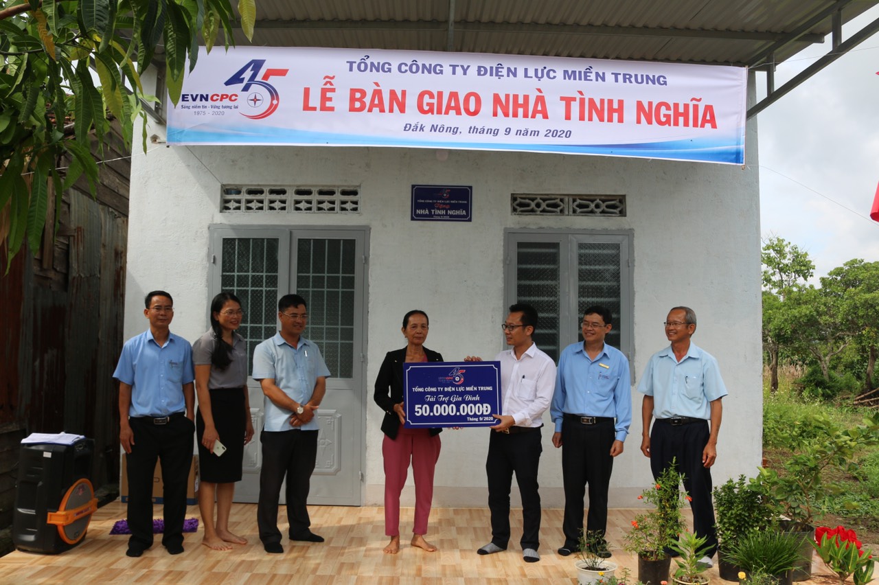 100% số hộ tại bon Bu Rwah đã được sử dụng điện lưới quốc gia