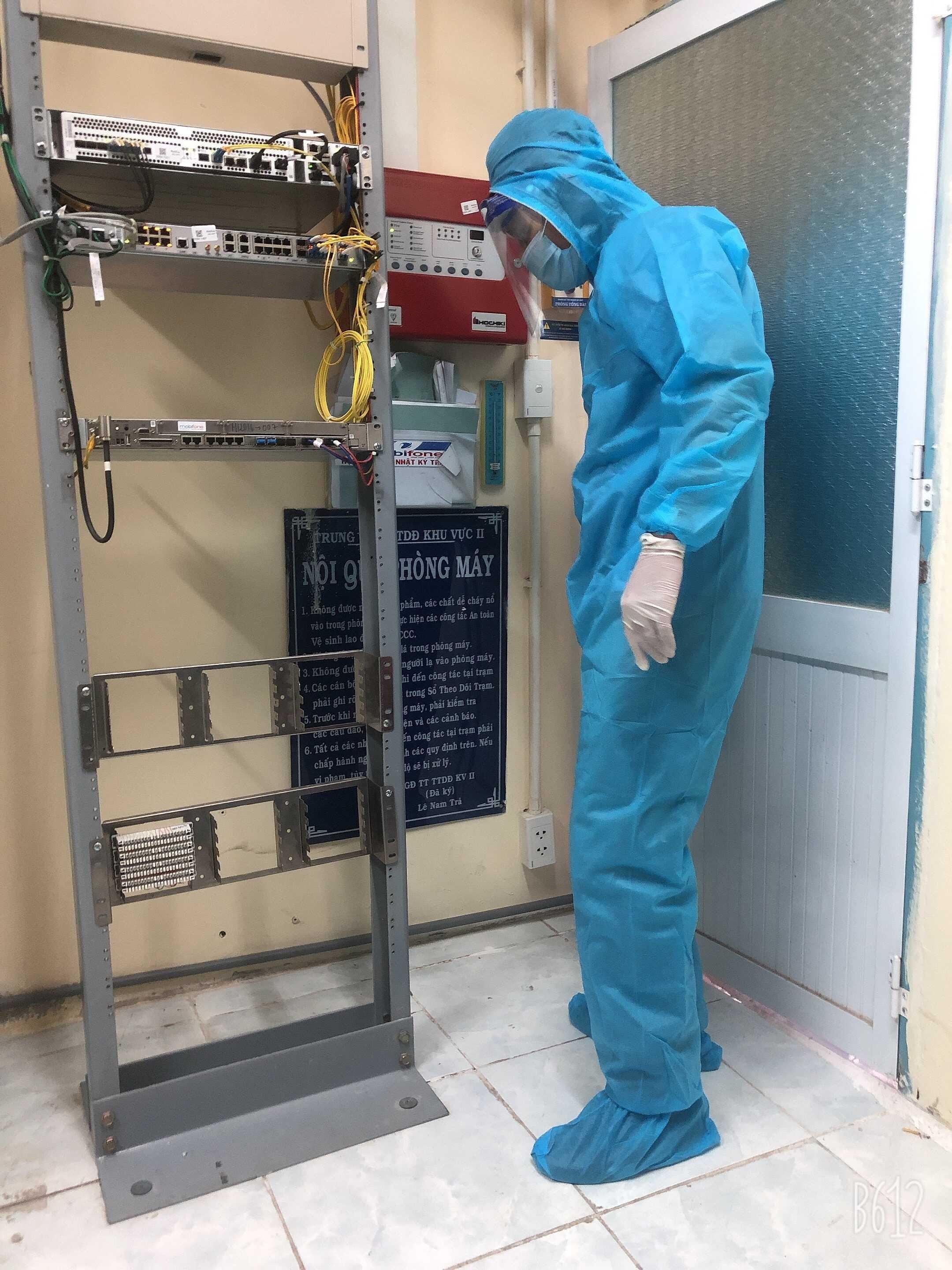 Nhân viên mặc đồ bảo hộ y tế khi làm việc ở trạm.