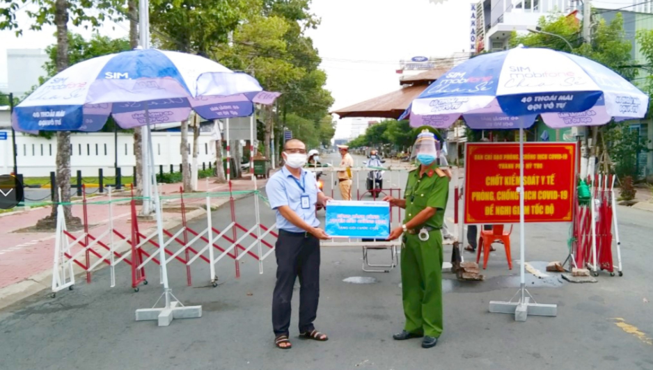MobiFone hỗ trợ dù che nắng cho các chốt kiểm soát y tế tại TP. Mỹ Tho.