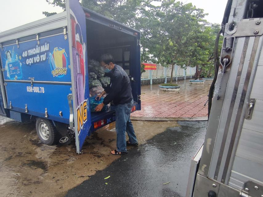 Đồng chí Nguyễn Tuấn Anh tham gia thực hiện “Chuyến xe yêu thương” tại TP. Cần Thơ.