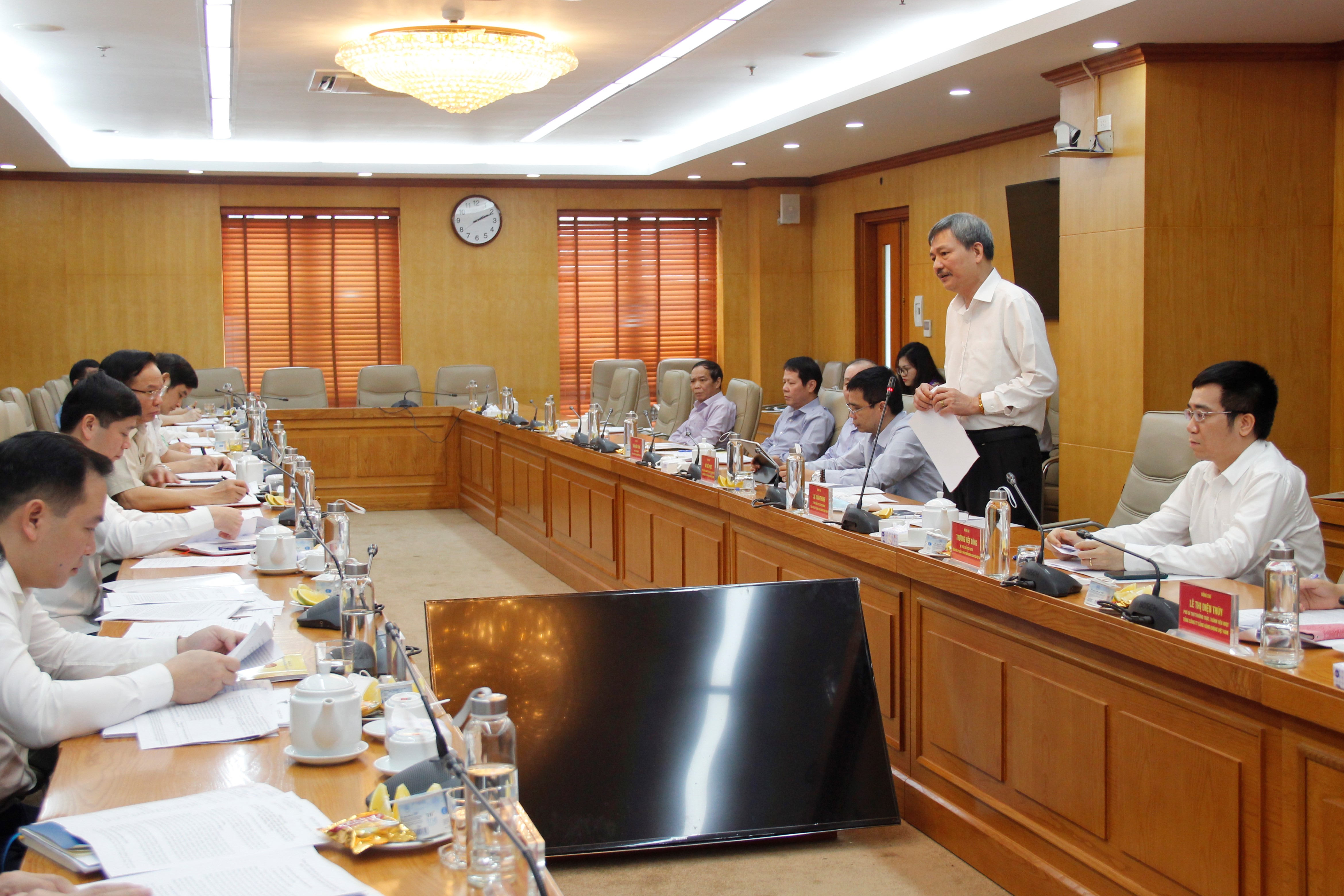 Đồng chí Lại Xuân Thanh, Bí thư Đảng ủy, Chủ tịch HĐQT Tổng công ty Cảng hàng không Việt Nam báo cáo tại buổi làm việc.