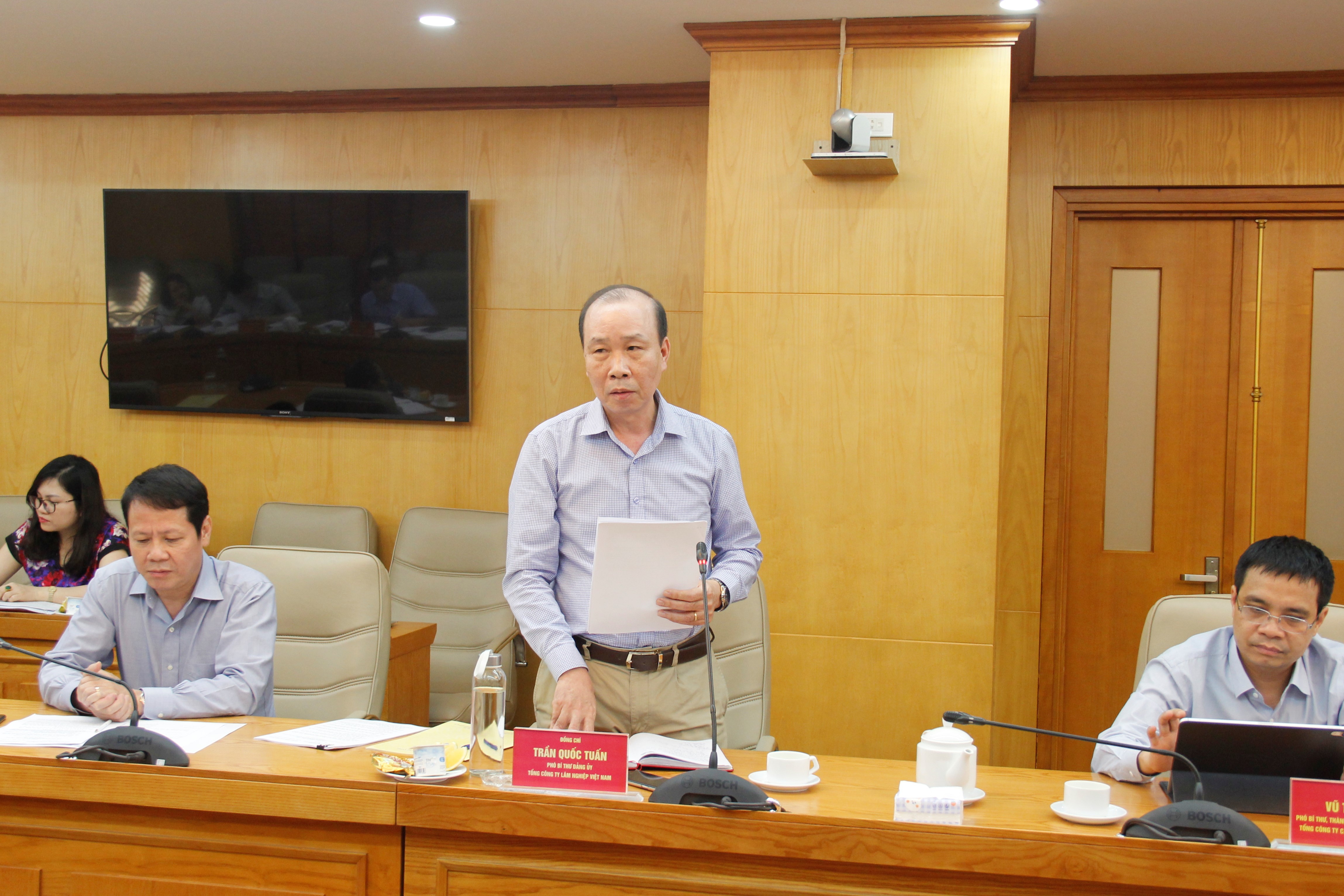 Đồng chí Trần Quốc Tuấn, Phó Bí thư Đảng ủy Tổng công ty Lâm nghiệp Việt Nam báo cáo tại buổi làm việc.