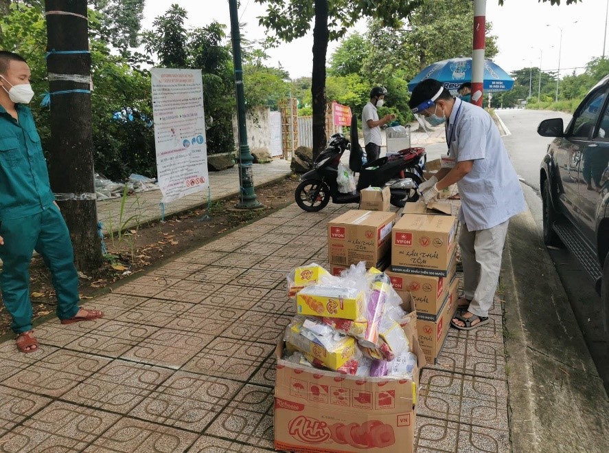 Hỗ trợ thực phẩm các trường hợp F1 đi cách ly tập trung. 