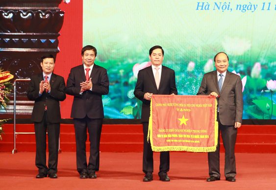 Đồng chí Nguyễn Xuân Phúc - Ủy viên Bộ Chính trị, Thủ tướng Chính phủ trao Cờ Thi đua của Chính phủ tặng Đảng ủy Khối Doanh nghiệp Trung ương tại Lễ kỷ niệm 10 năm Ngày thành lập Đảng bộ Khối (11/4/2007- 11/4/2017). 