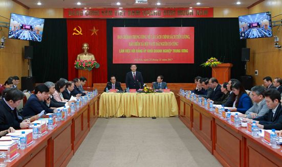 Đ/c Vương Đình Huệ - Ủy viên Bộ Chính trị, Phó Thủ tướng Chính phủ làm việc với Đảng ủy Khối Doanh nghiệp Trung ương về thực hiện cải cách chính sách tiền lương,  bảo hiểm xã hội và ưu đãi người có công (ngày 25/11/2017).