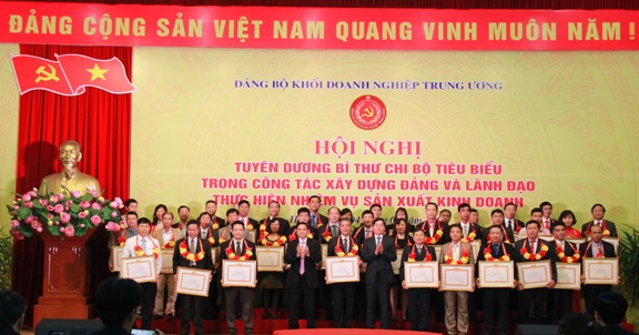 Đồng chí Phạm Minh Chính - Ủy viên Bộ Chính trị, Bí thư Trung ương Đảng, nguyên Trưởng Ban Tổ chức Trung ương và đồng chí Phạm Viết Thanh - Ủy viên Trung ương Đảng, nguyên Bí thư Đảng ủy Khối Doanh nghiệp Trung ương trao Bằng khen cho các bí thư chi bộ tiêu biểu, nhiệm kỳ 2015 – 2020.