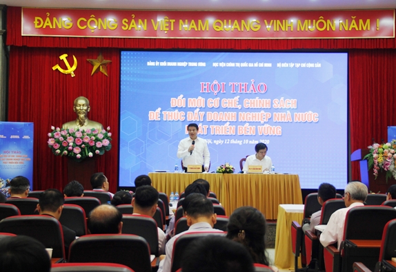 Bí thư Đảng ủy Khối Doanh nghiệp Trung ương Y Thanh Hà Niê Kđăm chủ trì Hội thảo khoa học “Đổi mới cơ chế, chính sách để thúc đẩy doanh nghiệp nhà nước phát triển bền vững”.