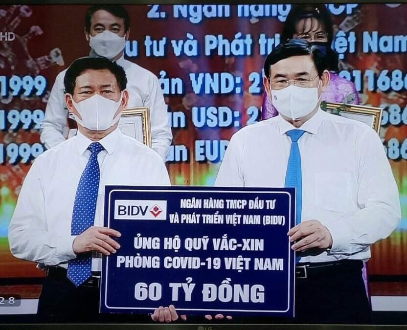 Ngân hàng TMCP Đầu tư và Phát triển Việt Nam trao ủng hộ Quỹ Vắc xin của Chính Phủ.