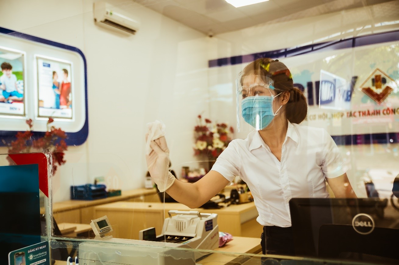 Lau chùi, vệ sinh bàn quầy giao dịch- những việc làm tưởng rất nhỏ nhưng được cán bộ giao dịch viên BIDV nghiêm túc thực hiện hàng ngày nhằm giữ an toàn, phòng tránh nguy cơ lây lan dịch cho cán bộ và khách hàng đến giao dịch tại BIDV.