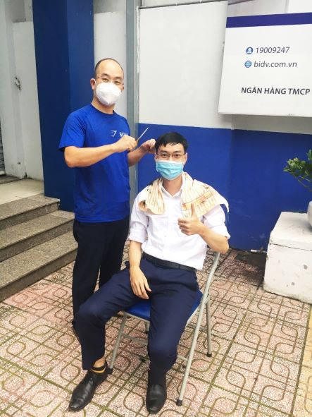 Ai cũng có gia đình cần được lo lắng, yêu thương và chăm sóc nhưng người cán bộ BIDV sẵn sàng để lại rất nhiều lo toan cho gia đình nhỏ ở nhà để nghiêm túc thực hiện chế độ làm việc “3 tại chỗ”, đảm bảo hoạt động giao dịch của chi nhánh thông suốt, giảm thiếu tối đa nguy cơ lây nhiễm dịch bệnh Covid-19. Thời Covid-19,  lãnh đạo cũng trở thành “anh  nuôi’. Cán bộ ngân hàng cũng có thể trở thành thợ cắt tóc chuyên nghiệp, thợ làm kính chắn giọt bắn cho đồng nghiệp.