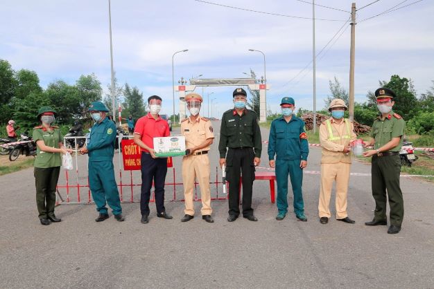 Cán bộ BIDV không ngại nguy hiểm để trao tận tay những bộ đồ phòng chống Covid-19, trang thiết bị y tế... gửi tặng đến các y bác sỹ, những chiến sĩ đang làm nhiệm vụ vùng tâm dịch tại 19 tỉnh, thành phía Nam, tiếp thêm sức mạnh tinh thần cho các chiến sỹ áo trắng trong cuộc chiến chống lại đại dịch, bảo vệ sức khỏe nhân dân. 