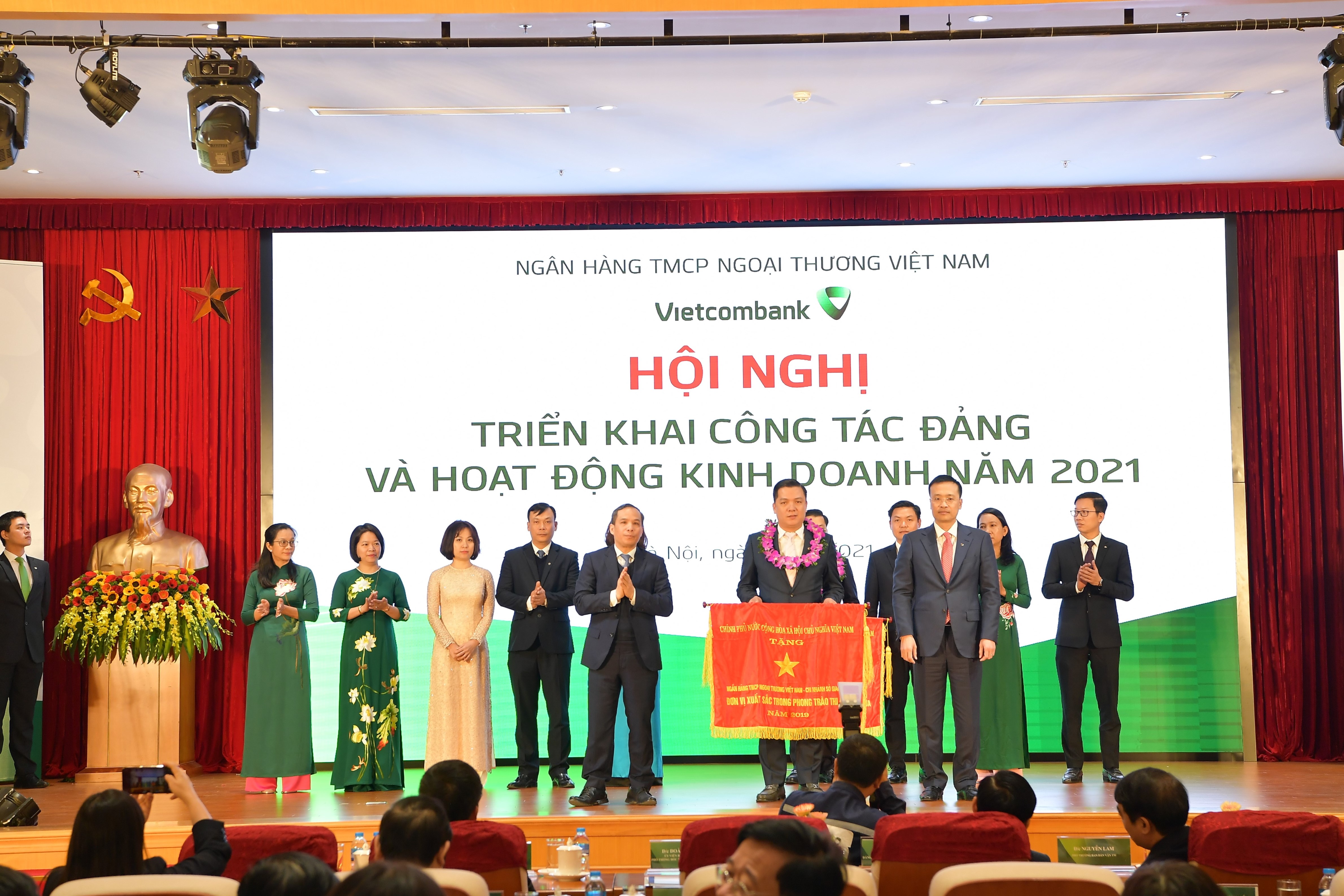 Đ/c Hồ Văn Tuấn - Ủy viên BCH Đảng bộ Vietcombank – Bí thư Đảng ủy, Giám đốc Vietcombank Sở giao dịch nhận Cờ thi đua Chính phủ năm 2019.