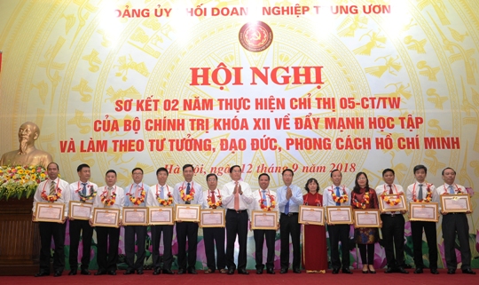 Đồng chí Võ Văn Thưởng - Ủy viên Bộ Chính trị, Bí thư Trung ương Đảng, Trưởng Ban Tuyên giáo Trung ương và đồng chí Phạm Viết Thanh - Ủy viên Trung ương Đảng, Bí thư Đảng ủy Khối trao Bằng khen cho các tập thể, cá nhân tiêu biểu (ngày 12/9/2018).