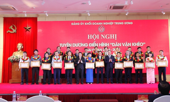 Đồng chí Y Thanh Hà Niê Kđăm - Ủy viên dự khuyết Trung ương Đảng, Bí thư Đảng ủy Khối và đồng chí Nguyễn Đình Khang - Ủy viên Trung ương Đảng, Chủ tịch Tổng liên đoàn Lao động Việt Nam trao Bằng khen cho các điển hình “Dân vận khéo” giai đoạn 2016 - 2020 (ngày 30/9/2020).