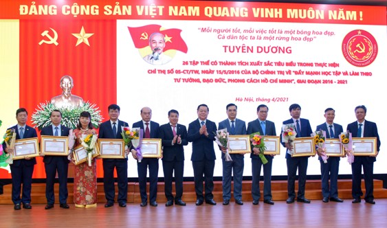 Đồng chí Nguyễn Trọng Nghĩa - Bí thư Trung ương Đảng, Trưởng Ban Tuyên giáo Trung ương và đồng chí Y Thanh Hà Niê Kđăm - Ủy viên BCH Trung ương Đảng, Bí thư Đảng ủy Khối trao Bằng khen và tặng hoa chúc mừng các tập thể có thành tích xuất sắc tiêu biểu trong thực hiện Chỉ thị số 05-CT/TW giai đoạn 2016 – 2021 (ngày 28/4/2021).