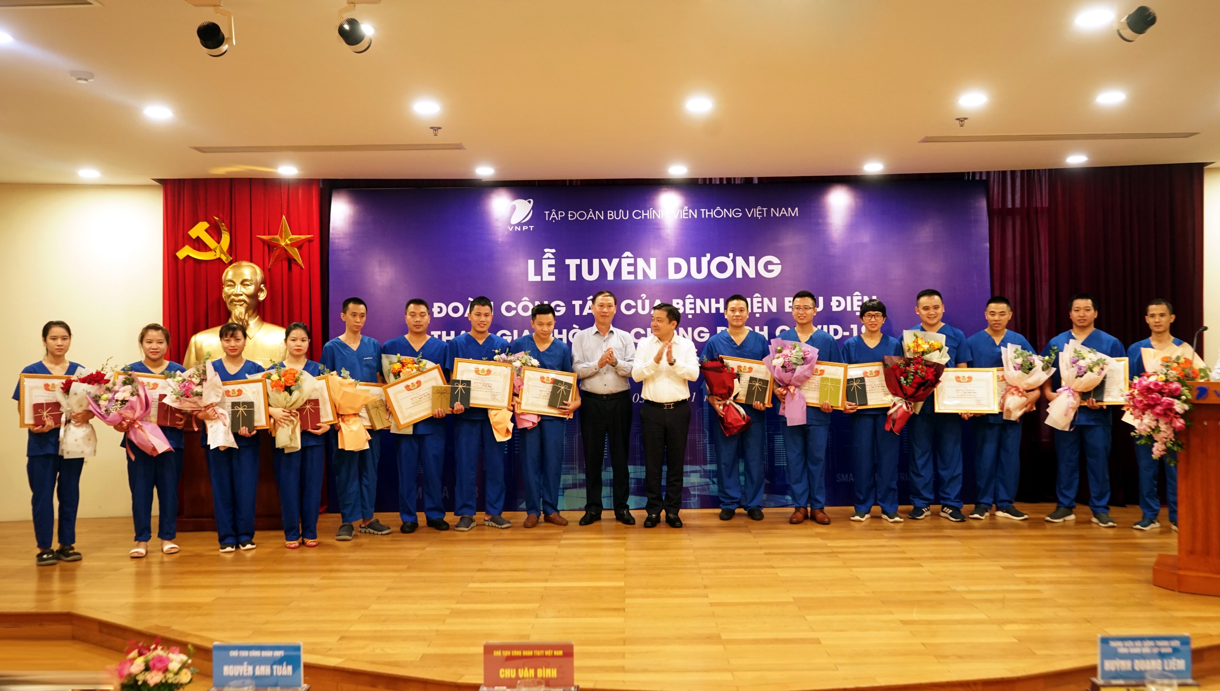 Các thành viên Đoàn công tác nhận khen thưởng.