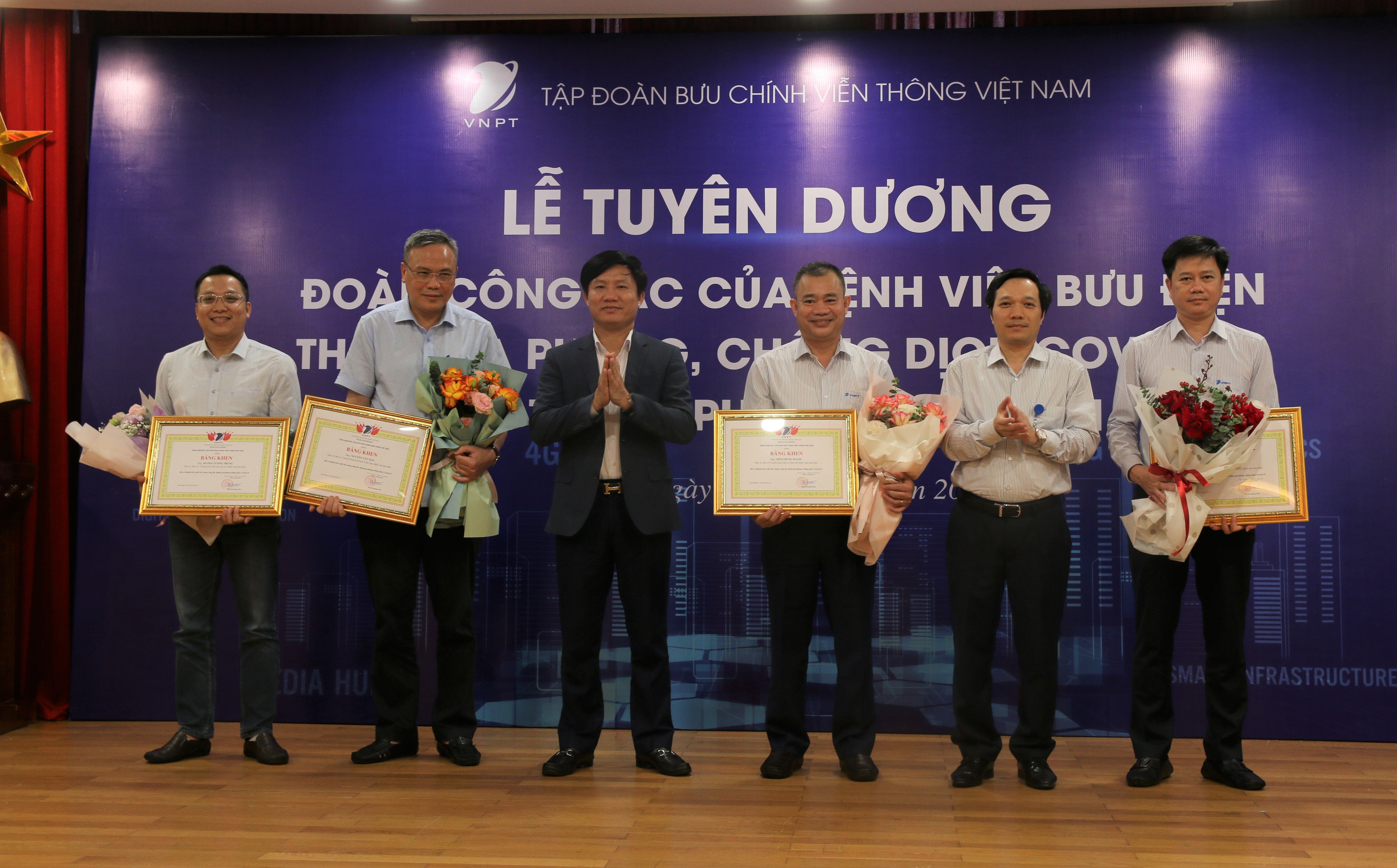 Các cá nhân nhận khen thưởng.