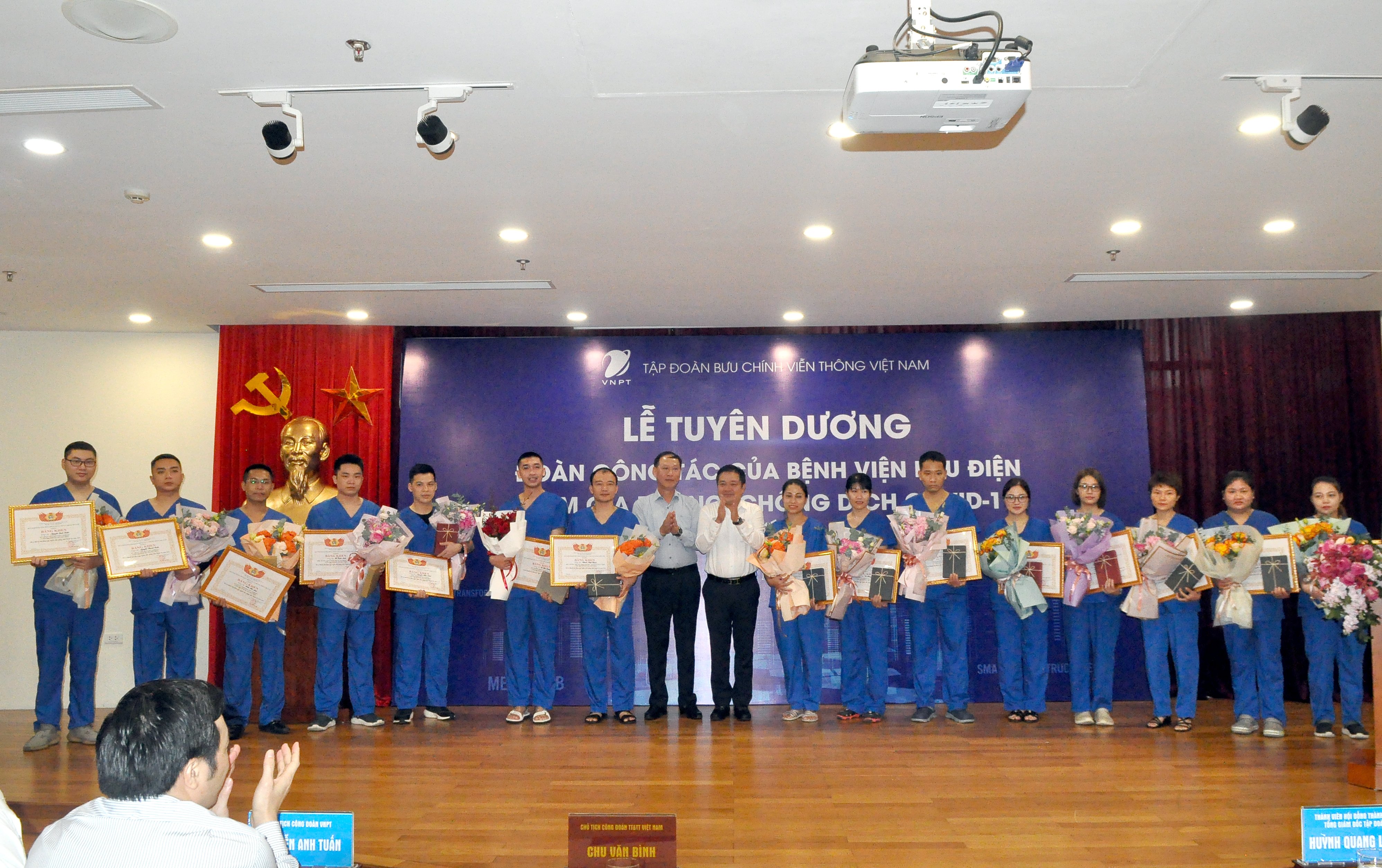 Thành viên Đoàn công tác nhận khen thưởng.