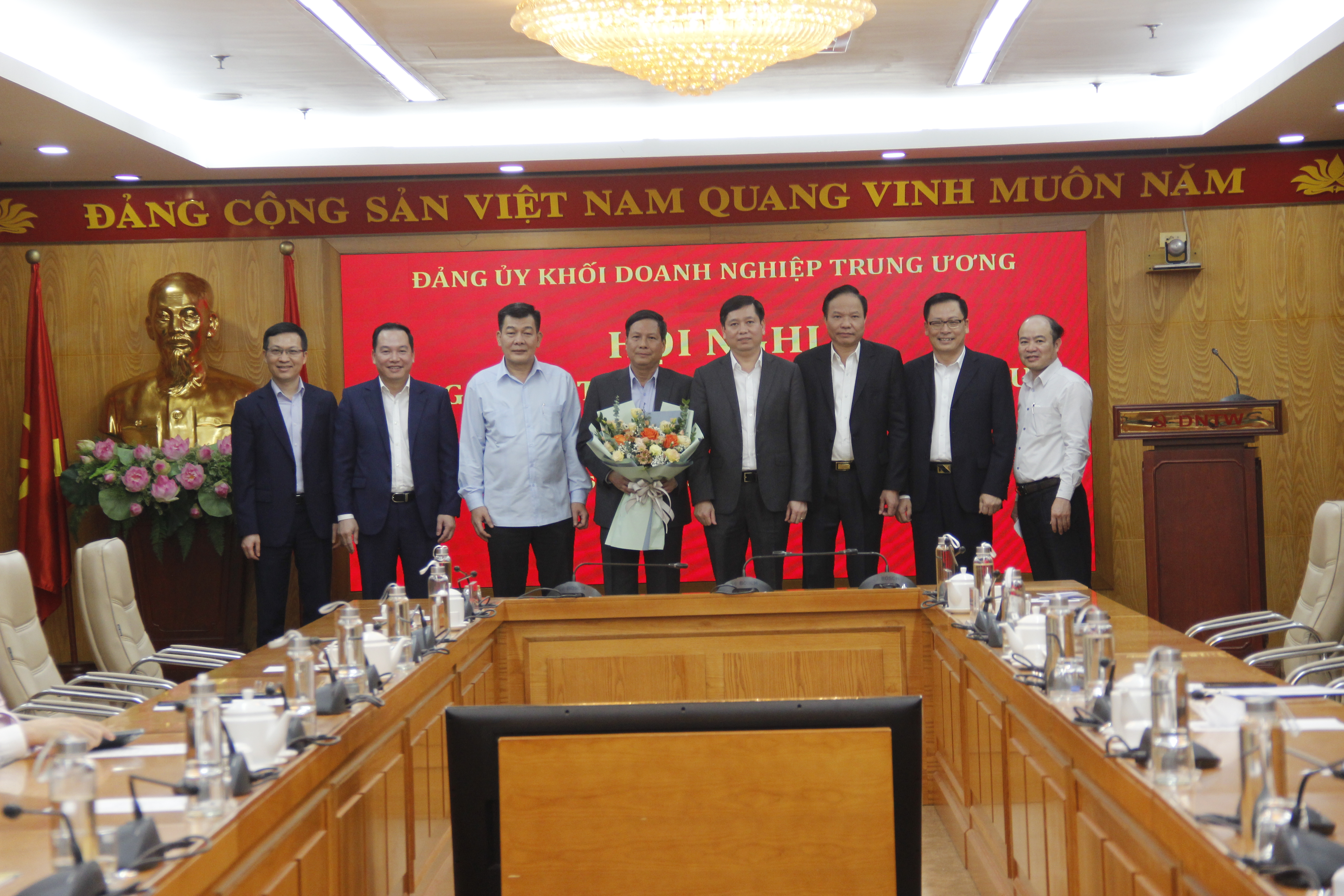 Thường trực Đảng ủy Khối và lãnh đạo Ban Tổ chức Đảng ủy Khối, Giám đốc Trung tâm Bồi dưỡng Chính trị Đảng ủy Khối chụp ảnh lưu niệm cùng đồng chí Đinh Mạnh Thanh.