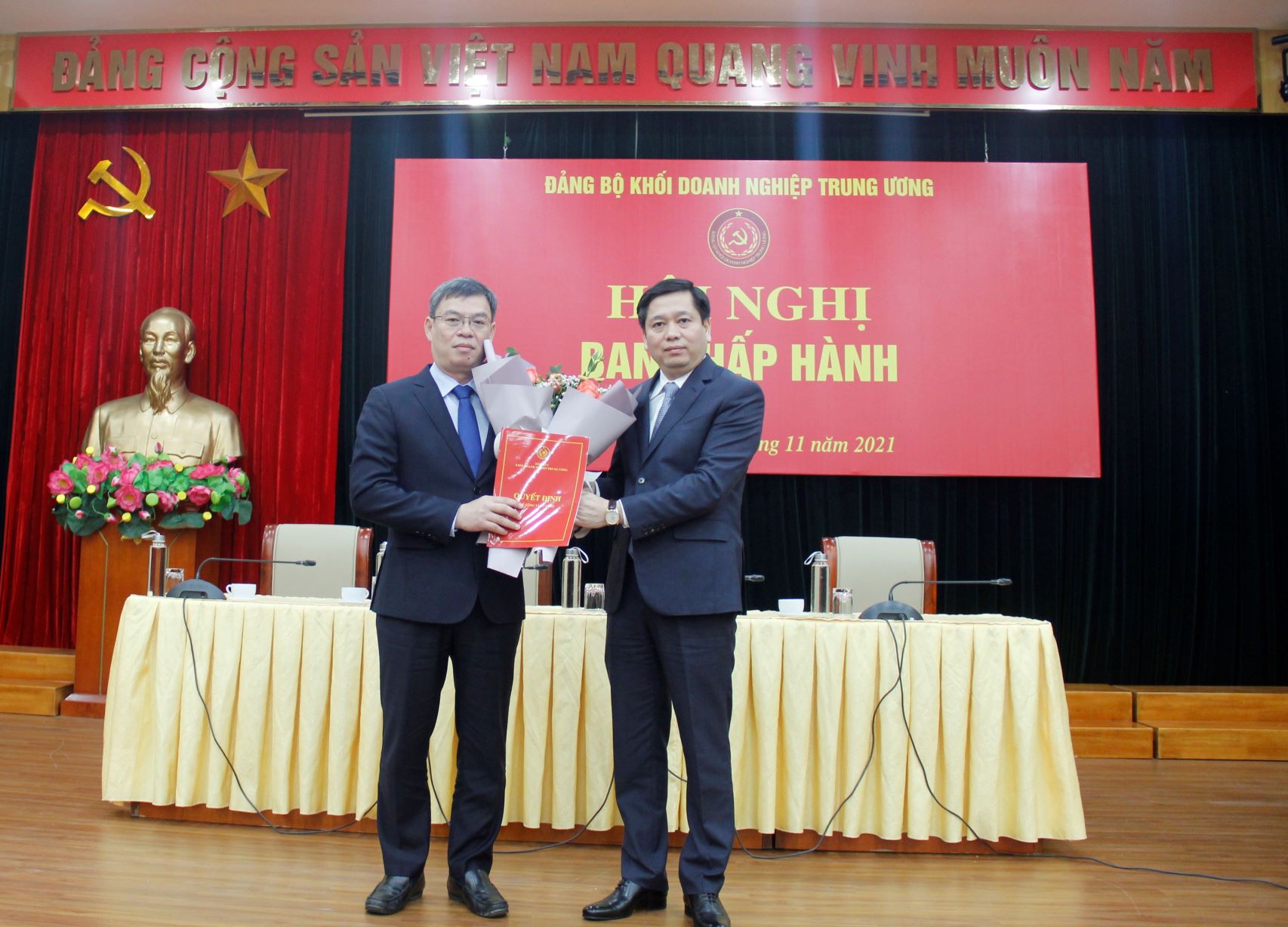 Đồng chí Nguyễn Long Hải - Ủy viên dự khuyết BCH Trung ương Đảng, Bí thư Đảng ủy Khối Doanh nghiệp Trung ương đã trao Quyết định, tặng hoa chúc mừng đồng chí Trần Minh Bình, Bí thư Đảng ủy, Chủ tịch Hội đồng quản trị Ngân hàng TMCP Công thương Việt Nam.